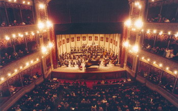 La Orquesta Sinfóncia de Córdoba en el escenario del Teatro Libertador (ex Rivera Indarte) de Córdoba