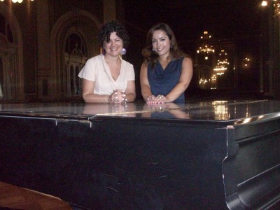 Ma. Josefina Bertossi junto a Ma. Florencia Machado, la entrevista fué realizada en la sala Ciro Tognazzi, foyer del Teatro El Círculo de Rosario.