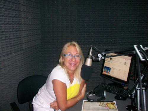 Nora Nicotera en el estudio de FM Milenium.