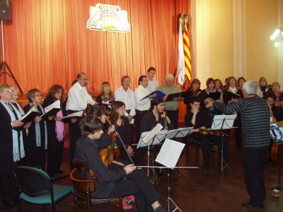 Coro Anselm Clavè  de Centre Català, Coro Pablo Casals y orquesta juvenil dirigidos por el maestro Mario Zeppa 