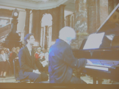 Así se veía en la pantalla grande la imagen del pianista, que podía ser apreciada por quienes se ubicaban más atrás.