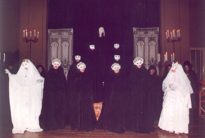 Aquí el mismo elenco, detrás de las máscaras blancas Laura soprano y Susana Imbern - mezzo.