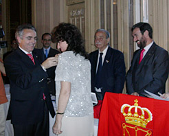 El Presidente Sanz del Gobierno de  Navarra impone a Carmen Batlle la Cruz de Carlos III el Noble, en presencia del consejero Corpas. 