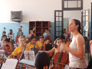 Mariana Sacchi dirigió la numerosa orquesta del Encuentro