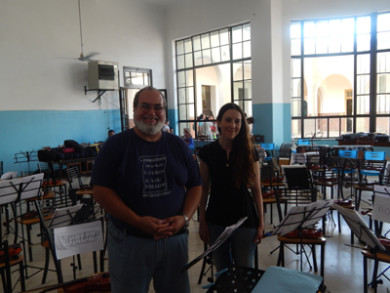 Miguel Angel Peña Mora Director del SINEM de Costa Rica junto a Derna Isla en el CASMA (Centro Académico de Acción Social por la Música Argentina)