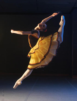 Nadia Muzyca en e típico salto de Kitri, la protagonista femenina