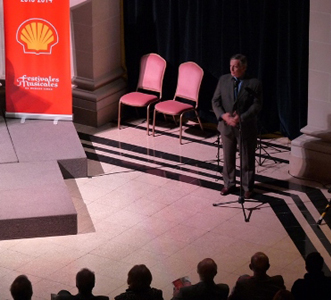 Juan José Aranguren, CEO de Shell, brinda las palabras de apertura del concierto.