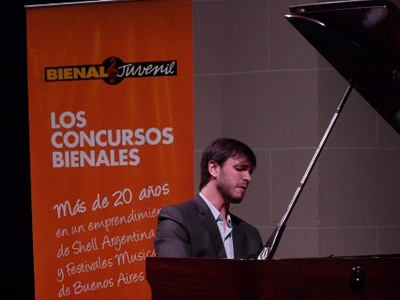 Rodrigo Tavera, Primer Premio de Piano, en el Hall Central de la Bolsa de Comercio de Rosario.