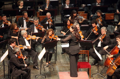 Lucía Zicos  dirigiendo la Filarmónica de Buenos Aires 