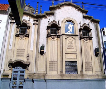 La emblemática fachada de la sede en calle Laprida - patrimonio arquitectónico de la ciudad.