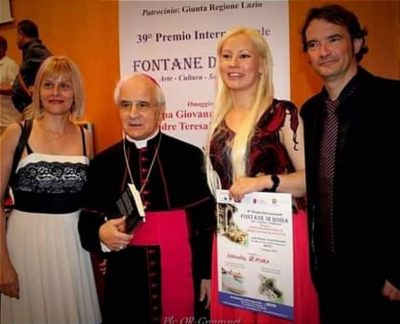 De izquierda a derecha : Mihaela Mitrut (Rumanía, preside la fundación "Blue World International Academy), Cardenal Pietro Parolin, Dominika Zamara y Hernán Navarro.